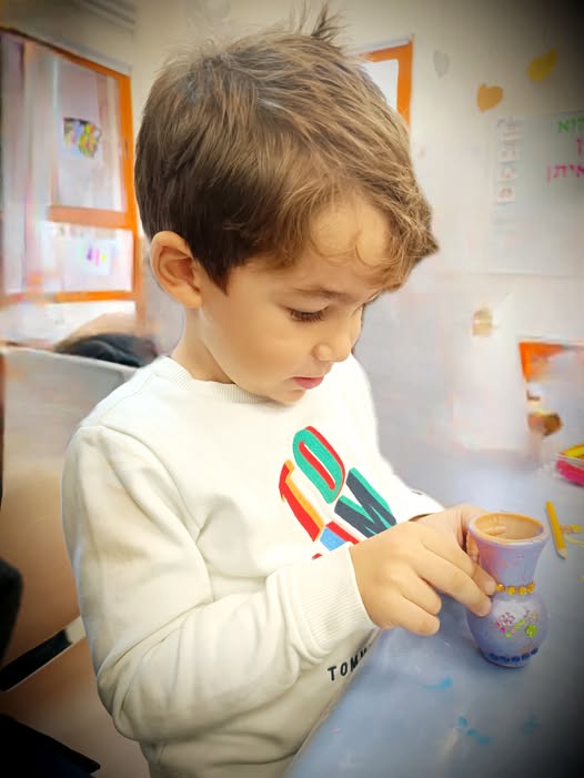 ילד אוחז בכוס קטנה, עומד על קצה חושך ואור, מסמל בחירה בכל רגע. - דפנה פורמן, הרצאות, ייעוץ וטיפול רגשי במעברים וברילוקיישןש